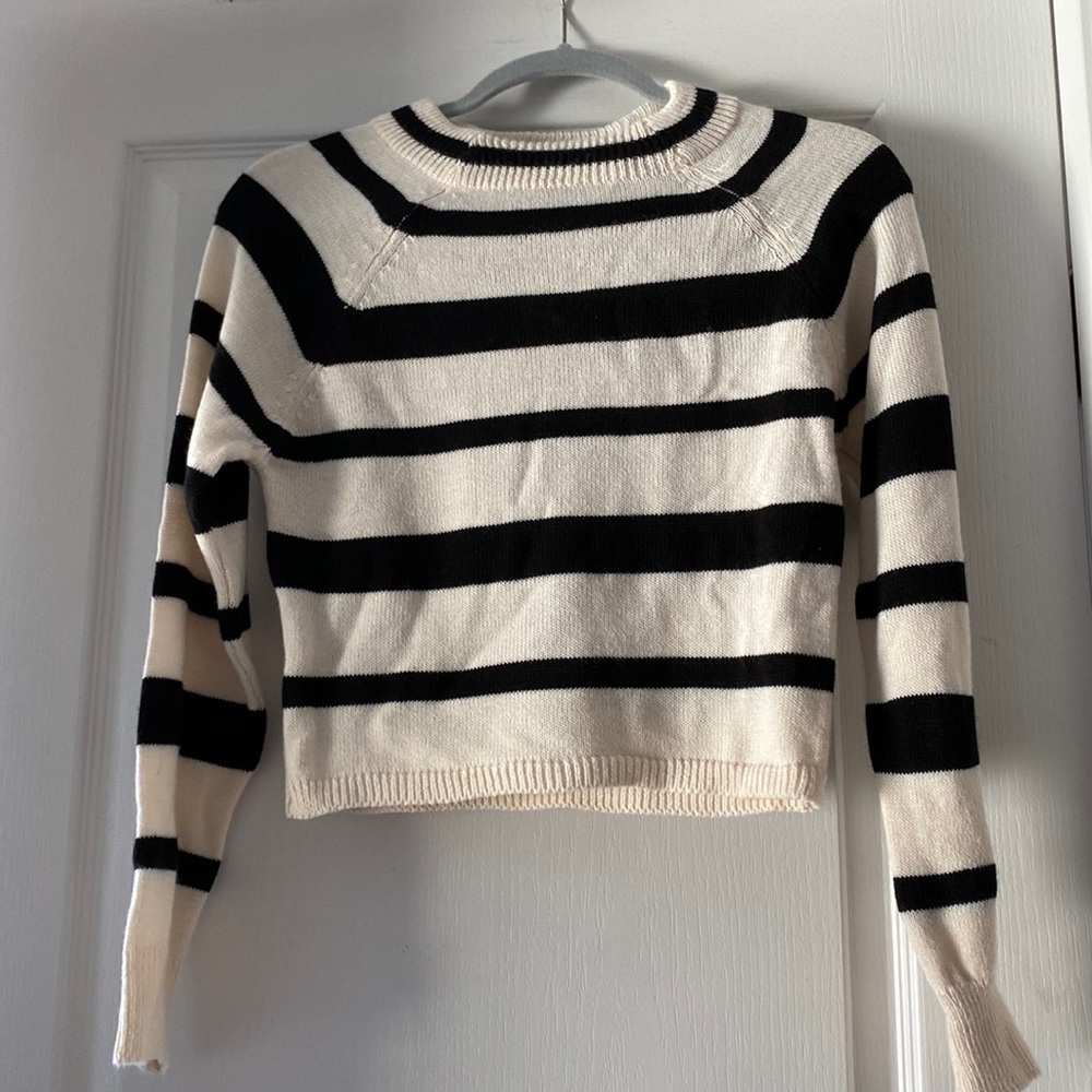 Cropped lightweight everyday sweater!